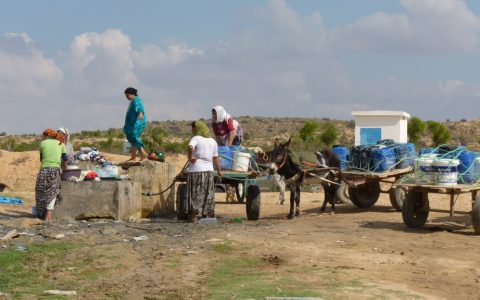 TN – Women washing and taking water home in the upper Merguellil catchment