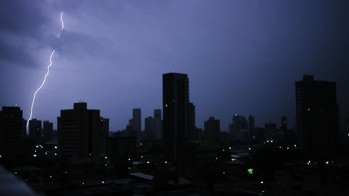 Raios foram registrados em Fortaleza na madrugada de terça (FOTO: Reinaldo Jorge)