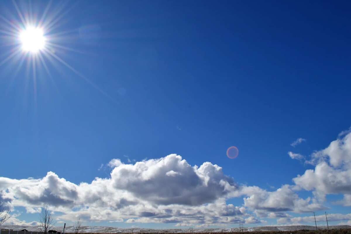 Céu com nuvens e sol forte