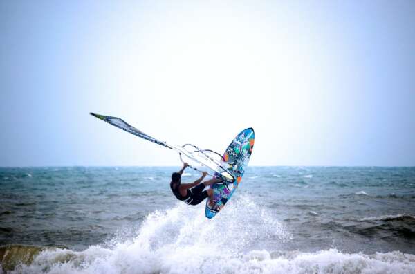 Neste período, o litoral fica favorável a esportes náuticos como kite e windsurf (FOTO: Valentin Onu/Pexels)