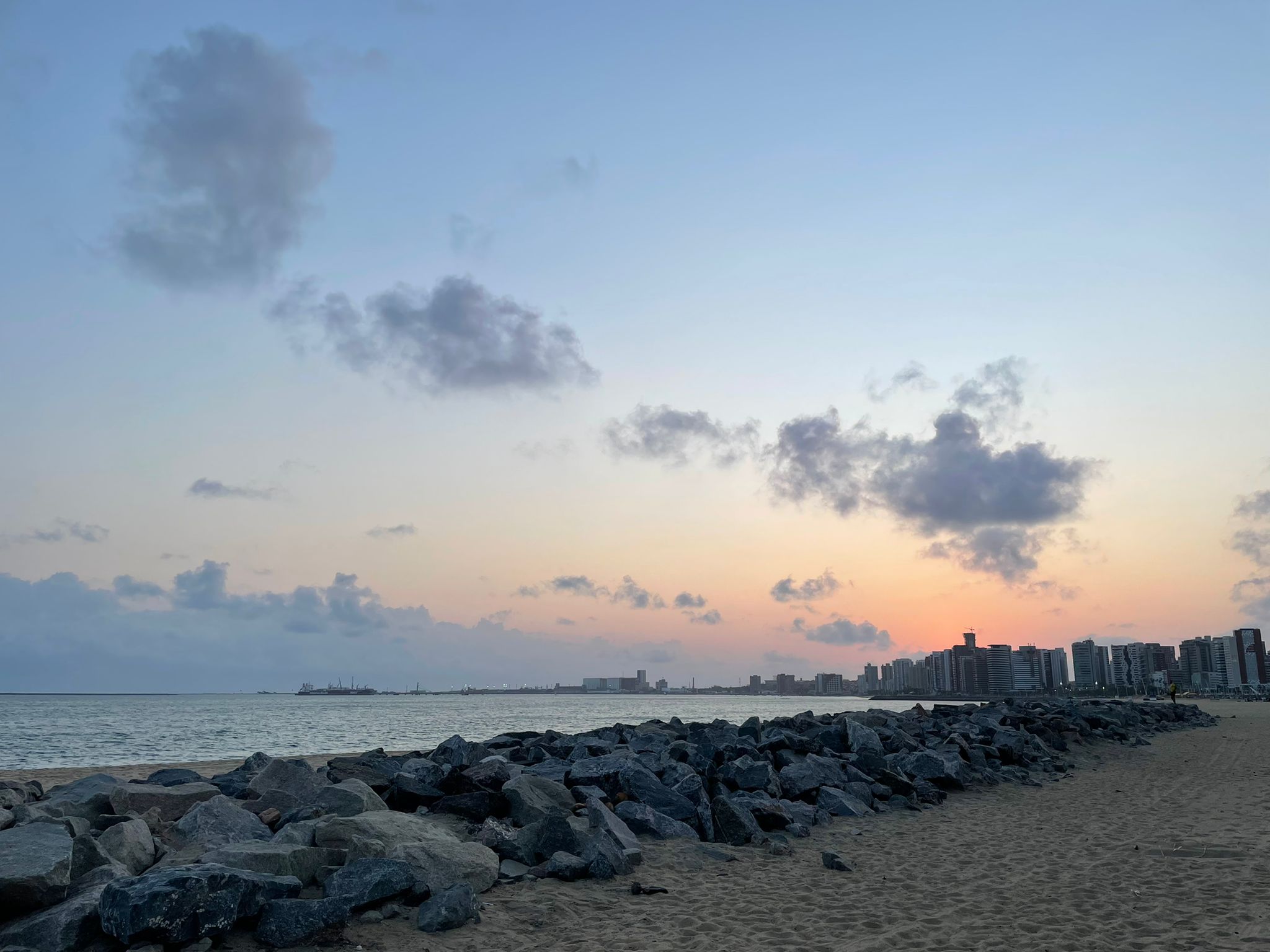 Em Fortaleza, o dia amanhaceu nublado e com precipitações pontuais (FOTO: Cydney Seigerman)