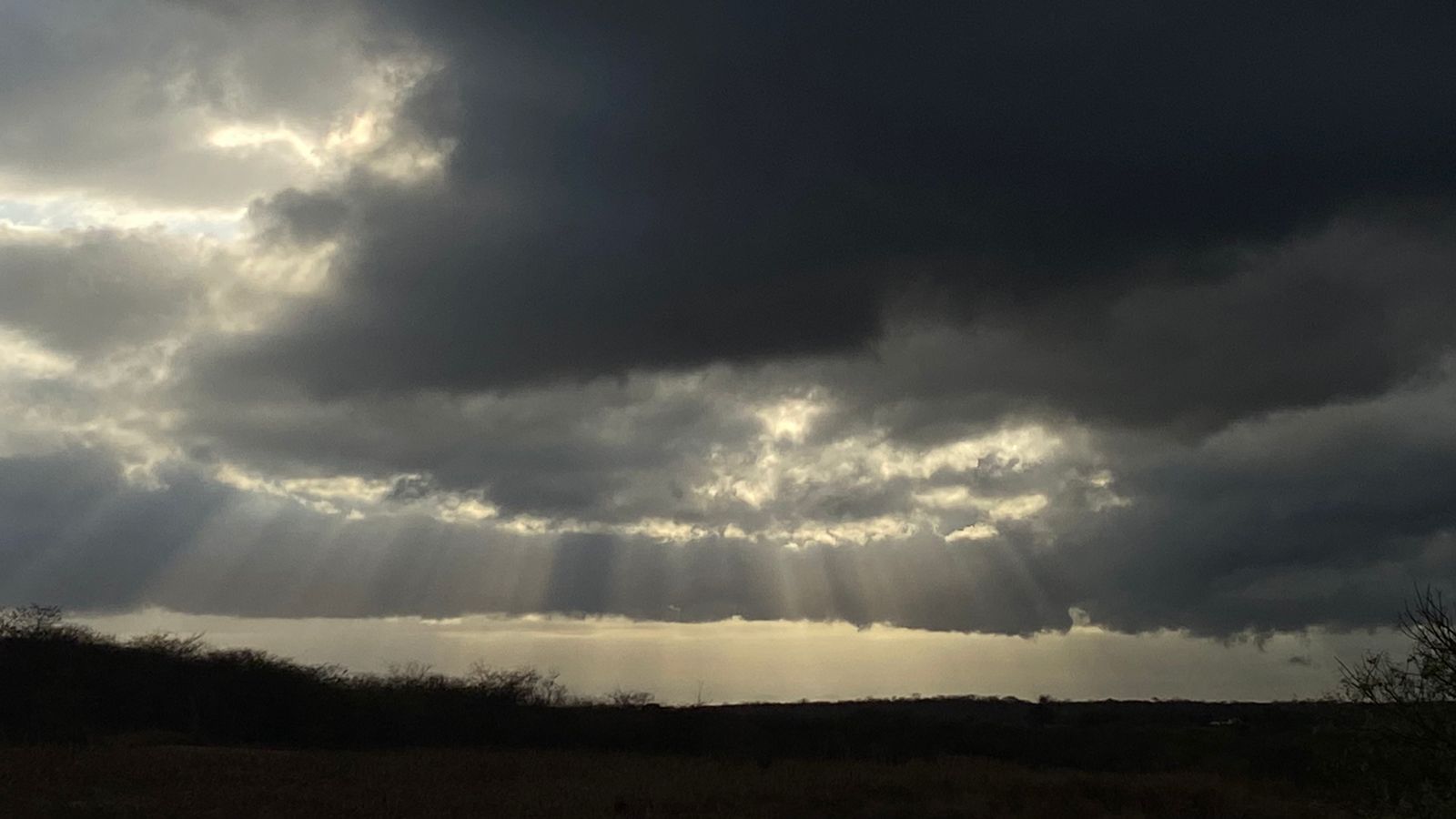 Céu deve variar de parcialmente nublado a poucas nuvens em todas as macrorregiões (FOTO: Marciel Bezerra)
