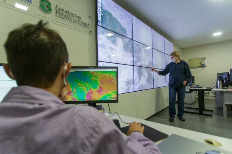 Raul Fritz e Manuel Freitas apresentam como é a rotina de trabalho diário no estudo das imagens captadas do espaço.