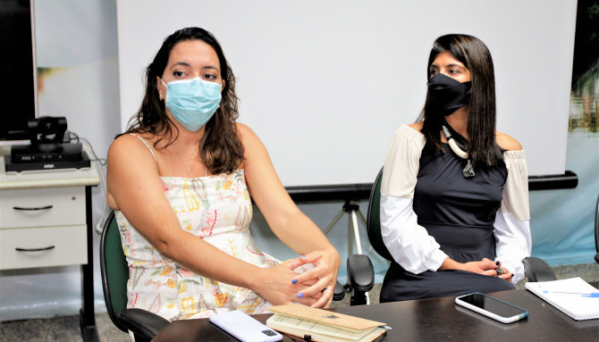 Juliana Oliveira, pesquisadora da Funceme, e Alessandra Daibert, coordenadora de Articulação para a Gestão de Eventos Críticos da ANA, parte da equipe que veio ao Tocantins oferecer apoio institucional (FOTO: Marcel de Paula/Governo do Tocantins)