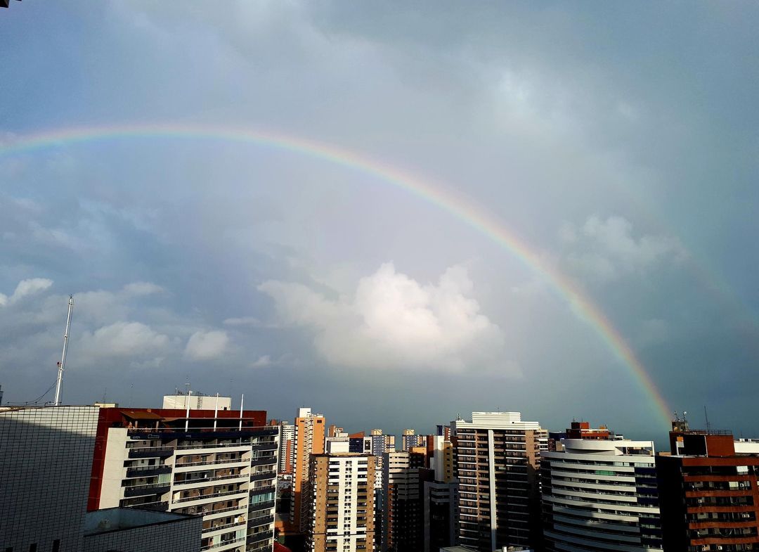 Em Fortaleza, a chuva chegou de forma passageira no início desta quina (FOTO: Marvinier Macêdo)