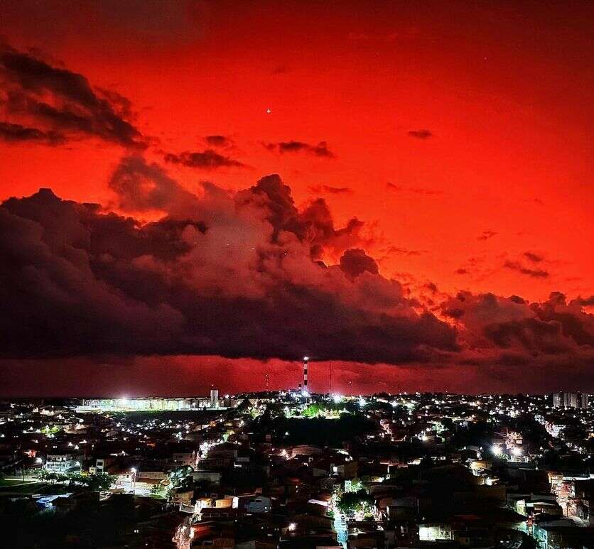 Céu avermelhado é visto em diversas partes do Nordeste (FOTO: Luciana Otoch)