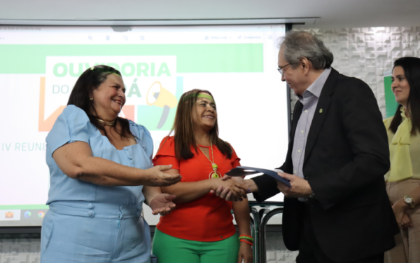 Ana Célia Belchior e Adriana Rebouças receberam certificados (FOTO: ASCOM/Funceme)