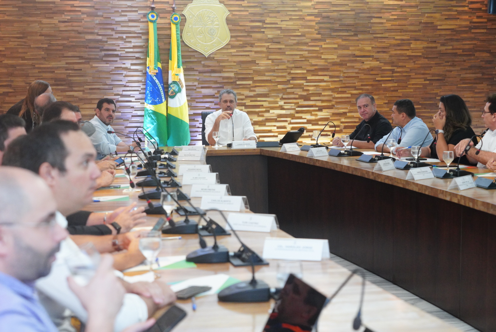 Elmano de Freitas explanou o atual cenário visando o El Niño e destacou a importância da criação do Plano de Contingência para garantir a segurança hídrica dos cearenses nos próximos anos (FOTO: Governo do Ceará)