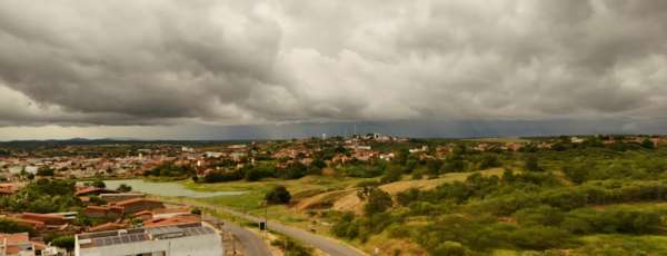 No final da tarde e à noite, instabilidades vindas do leste do Nordeste devem provocar chuva no sul da Jaguaribana, Cariri e sul do Sertão Central e Inhamuns (FOTO: Marciel Bezerra)