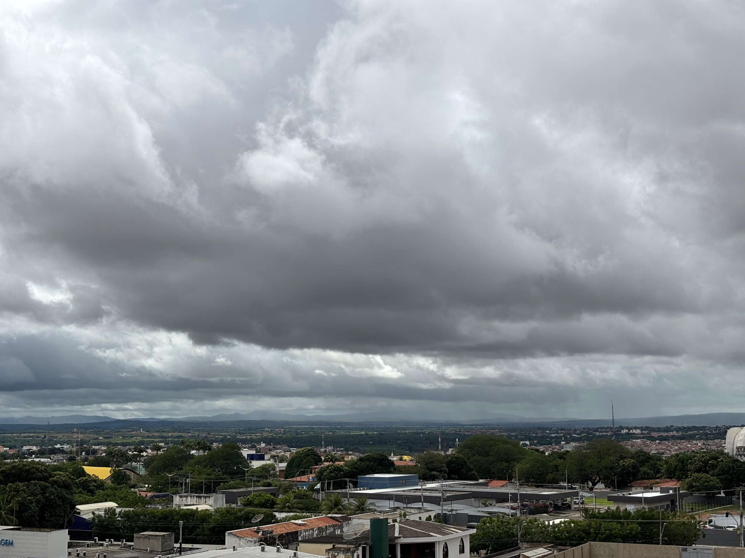 As temperaturas máximas devem chegar a 34°C nas regiões mais secas, como Jaguaribana e Sertão Central, enquanto as mínimas podem cair para 19°C em áreas mais elevadas como a Ibiapaba, Maciço de Baturité e Cariri. (FOTO: Marciel Bezerra)