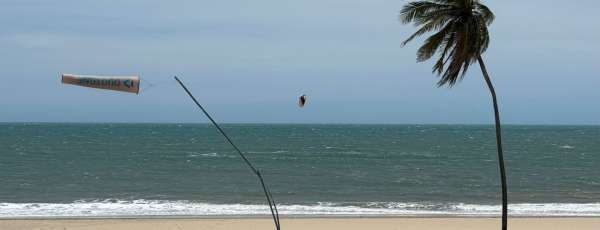 A geografia aberta da costa cearense e a presença de áreas serranas próximas ao litoral também contribuem para intensificar os ventos (FOTO: Rebeca Pinheiro)