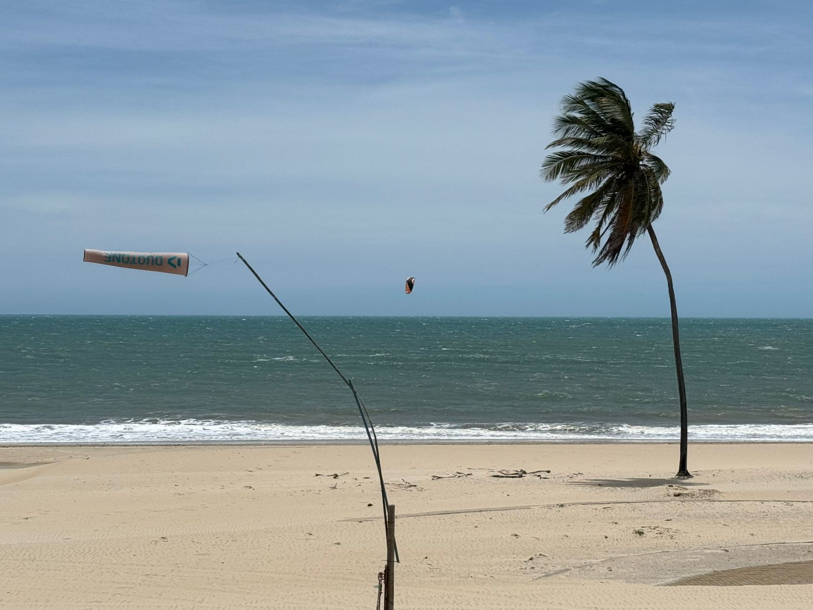 A geografia aberta da costa cearense e a presença de áreas serranas próximas ao litoral também contribuem para intensificar os ventos (FOTO: Rebeca Pinheiro)