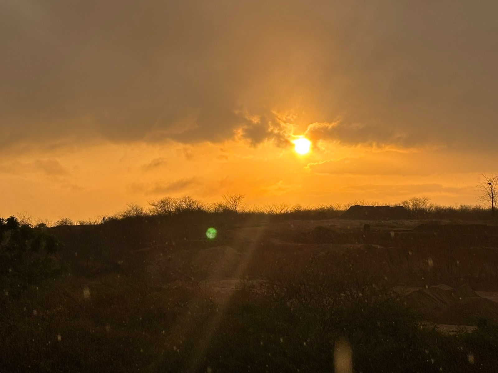As temperaturas máximas continuam elevadas, oscilando entre 35 °C e 39 °C em diversos municípios do interior. (FOTO: Marciel Bezerra)